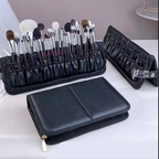 Estuche negro de brochas de maquillaje abierto y cerrado