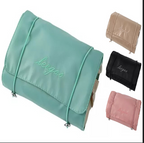 Organizador plegable en verde con referencias de colores beige, negro y rosa