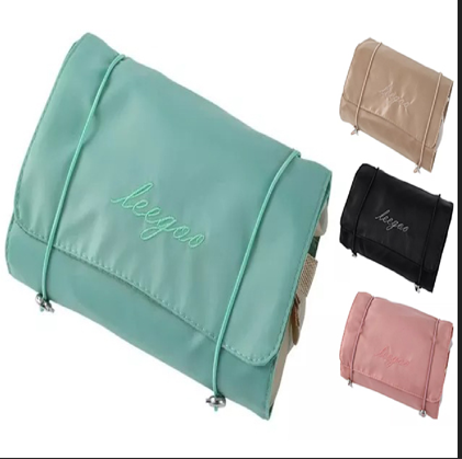 Organizador plegable en verde con referencias de colores beige, negro y rosa