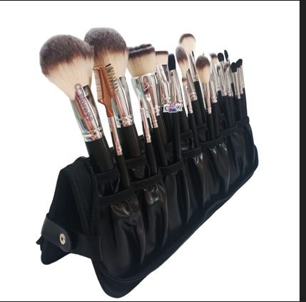 Set de brochas de maquillaje en estuche negro desplegado