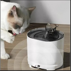 Gato bebiendo de una fuente automática tipo grifo