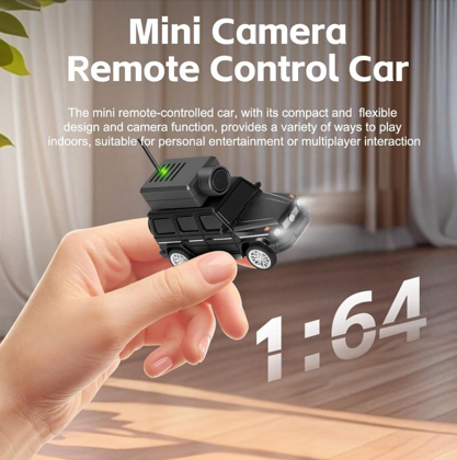 Carro miniatura con cámara sostenido en una mano