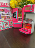 Cocina de juguete con puertas de nevera y horno abiertas