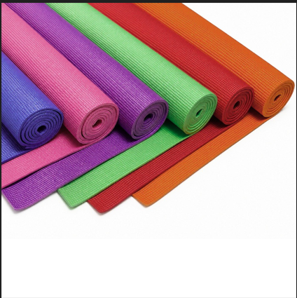 Tapetes de yoga en diferentes colores de referencia