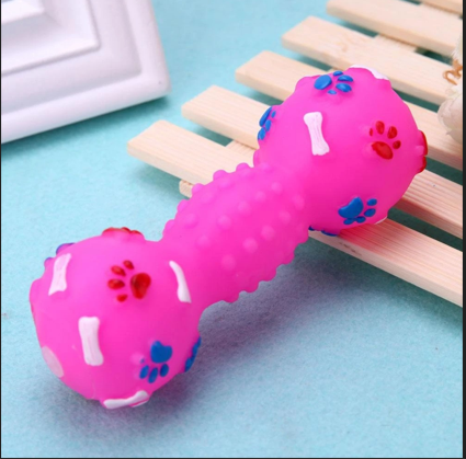 Hueso de juguete rosa con textura y decoraciones de huellas
