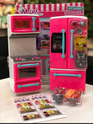 Set de cocina de juguete rosa con nevera, horno y microondas