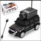 Carro miniatura negro con cámara superior, luces delanteras y cable USB