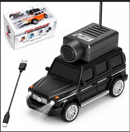 Carro miniatura negro con cámara superior, luces delanteras y cable USB